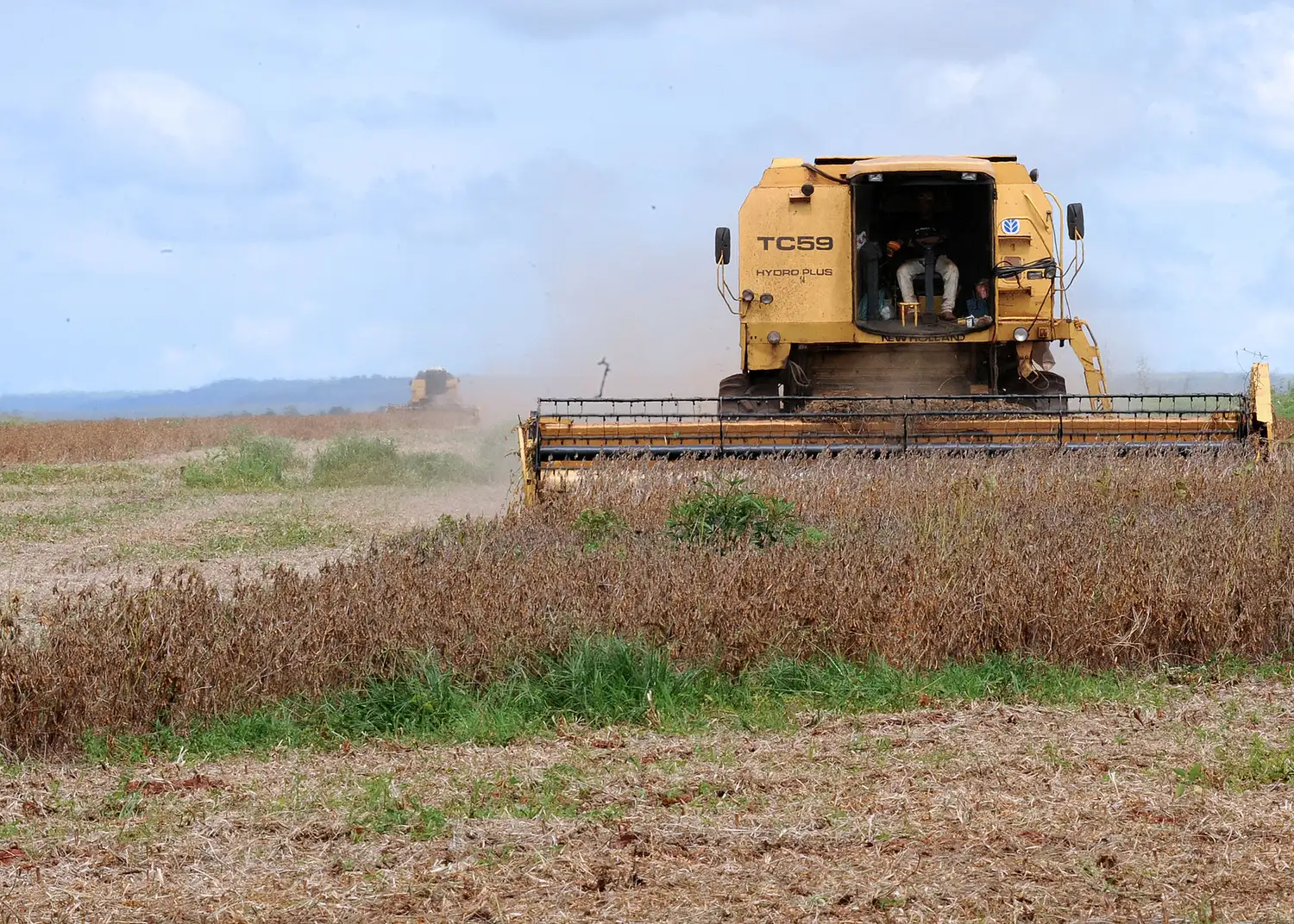 Colheitadeira em lavoura de soja em Rondonópolis, Mato Grosso.