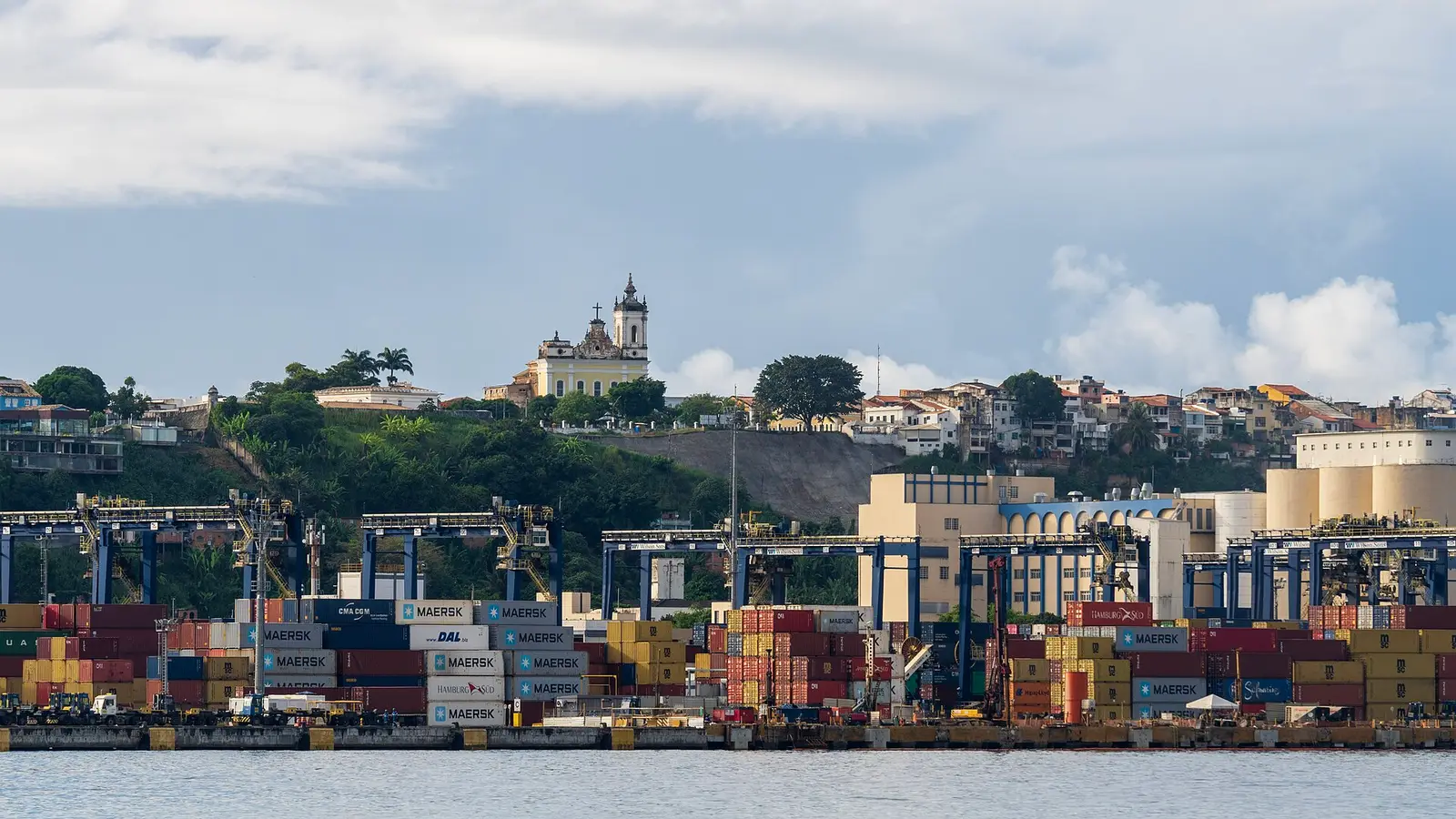 Containers empilhados no cais do Porto de Salvador, à espera de embarque.